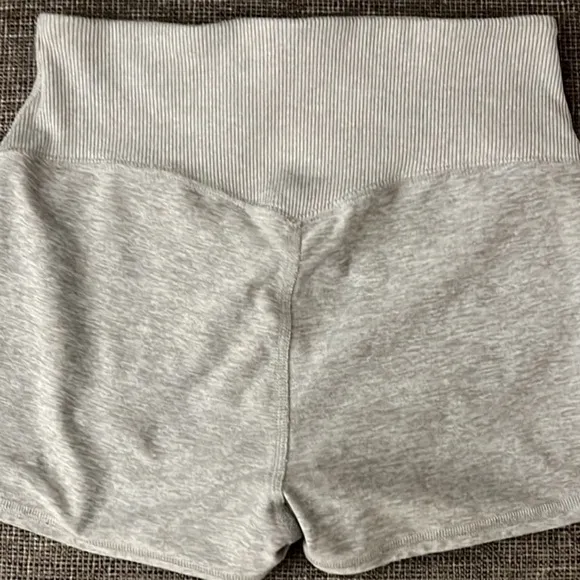 Alo Yoga Alosoft Aura Short Grey Size Small ✨Excellent Condition