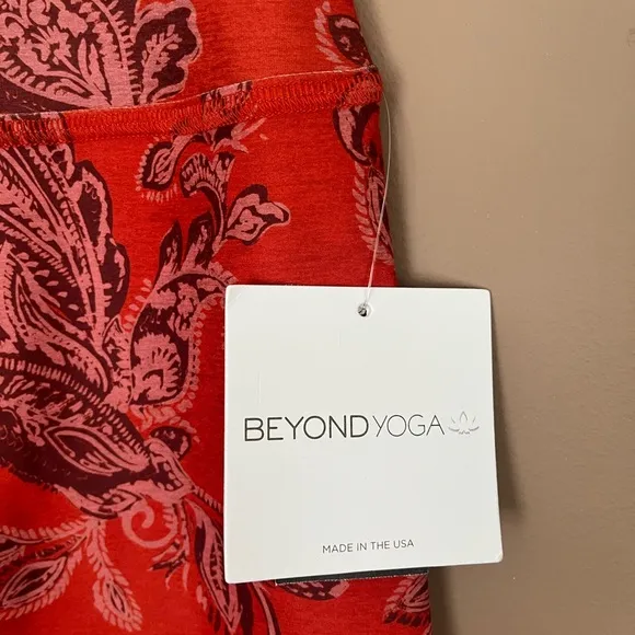 {Beyond Yoga} High Waisted Biker Shorts in Chai &amp; Paprika Paisley - Womens Small