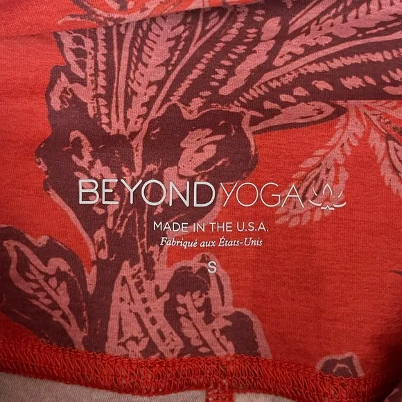 {Beyond Yoga} High Waisted Biker Shorts in Chai &amp; Paprika Paisley - Womens Small