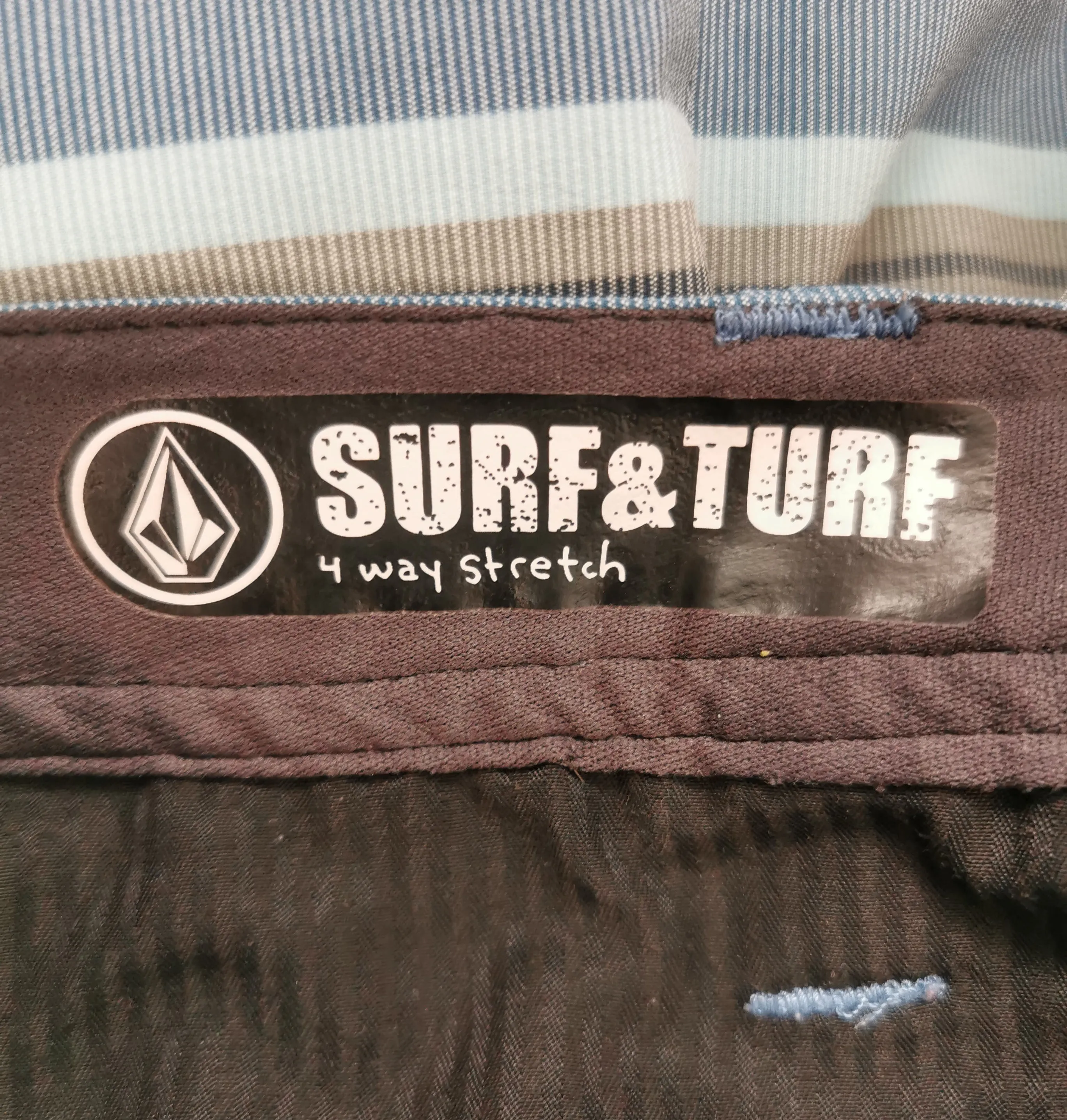 BOY SIZE 10 YEARS - VOLCOM, Surf & Turf Shorts EUC B44