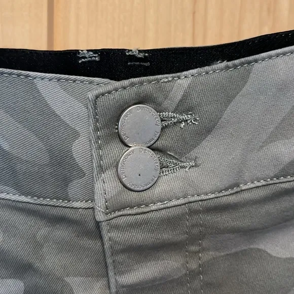 Democracy stretch cargo shorts 22W NWT