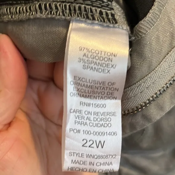 Democracy stretch cargo shorts 22W NWT