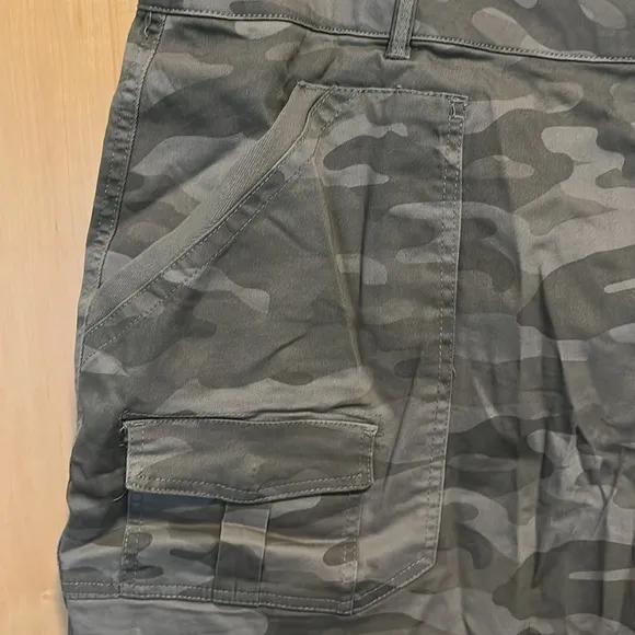 Democracy stretch cargo shorts 22W NWT