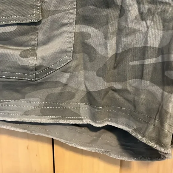 Democracy stretch cargo shorts 22W NWT