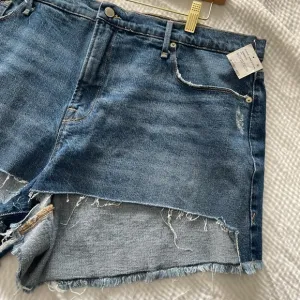 Good American 90’s High Waisted Denim Split Level Hem Shorts