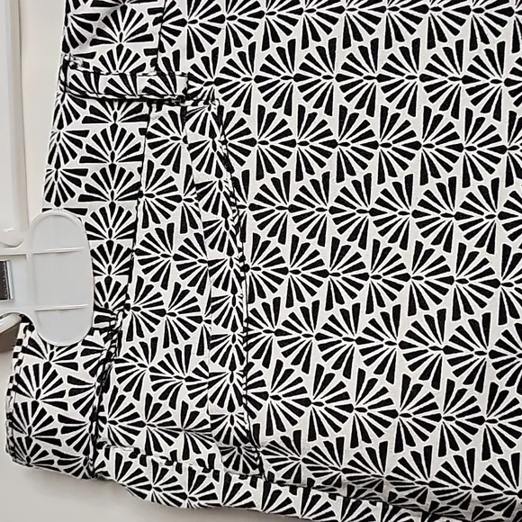 Laundry by Shelli Segal seashell black white shorts sz 8
