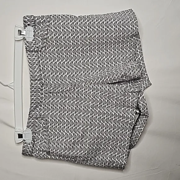 Laundry by Shelli Segal seashell black white shorts sz 8