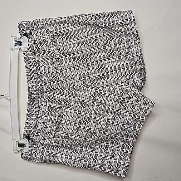 Laundry by Shelli Segal seashell black white shorts sz 8