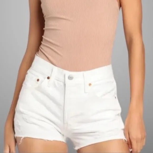 Levi’s White Denim shorts NWT distressed frayed hem high rise size 32