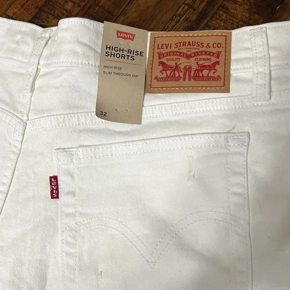 Levi’s White Denim shorts NWT distressed frayed hem high rise size 32