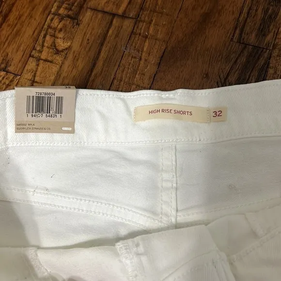 Levi’s White Denim shorts NWT distressed frayed hem high rise size 32