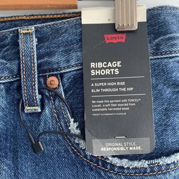 Levi's Women's Premium Ribcage Shorts , dark wash size 28 NWT