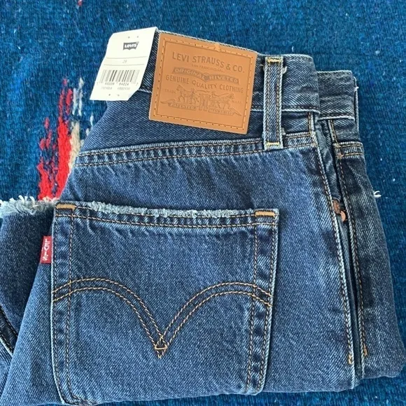Levi's Women's Premium Ribcage Shorts , dark wash size 28 NWT