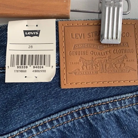 Levi's Women's Premium Ribcage Shorts , dark wash size 28 NWT