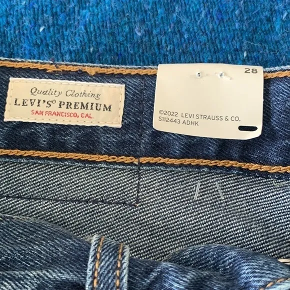 Levi's Women's Premium Ribcage Shorts , dark wash size 28 NWT