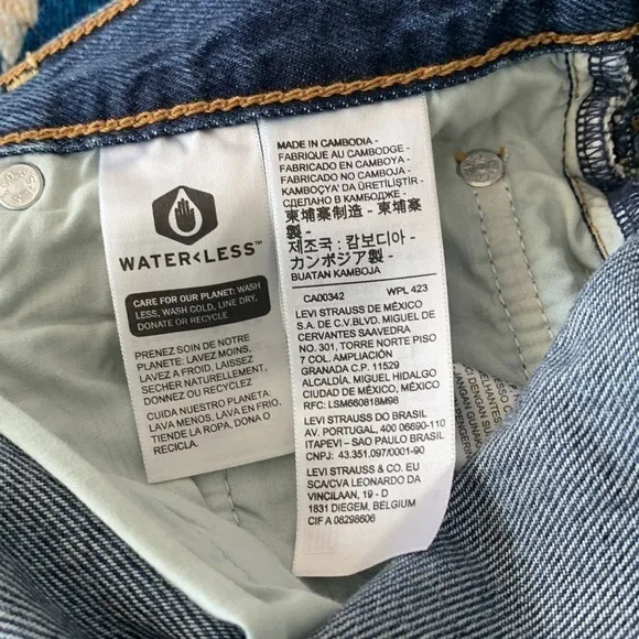 Levi's Women's Premium Ribcage Shorts , dark wash size 28 NWT