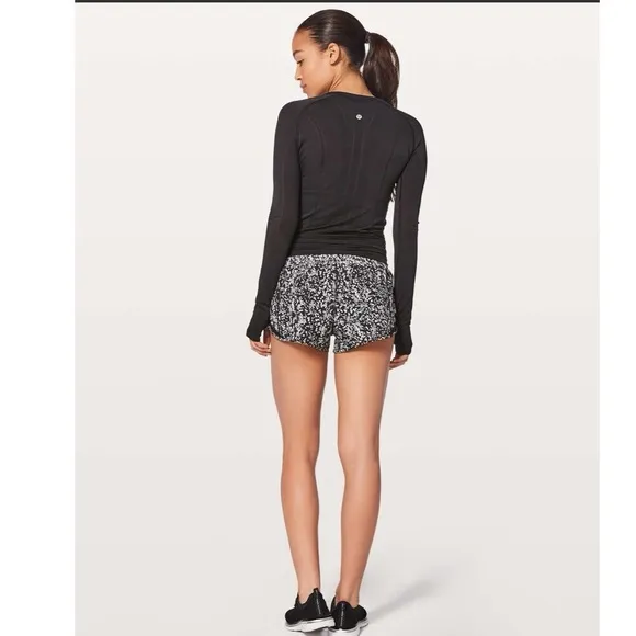 Lululemon Hotty Hot Short Il Chirasu Black Chirakasu Alpine White Black Size 6