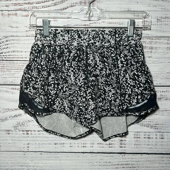 Lululemon Hotty Hot Short Il Chirasu Black Chirakasu Alpine White Black Size 6