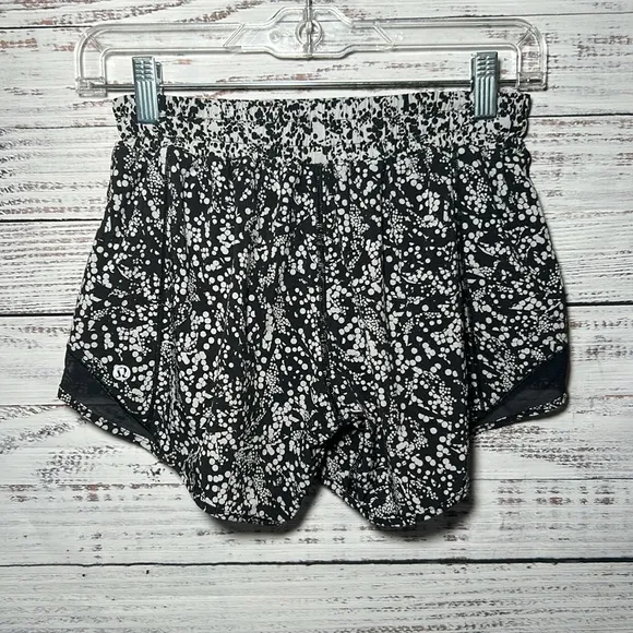 Lululemon Hotty Hot Short Il Chirasu Black Chirakasu Alpine White Black Size 6