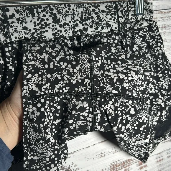 Lululemon Hotty Hot Short Il Chirasu Black Chirakasu Alpine White Black Size 6