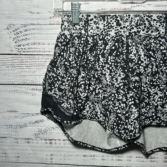 Lululemon Hotty Hot Short Il Chirasu Black Chirakasu Alpine White Black Size 6