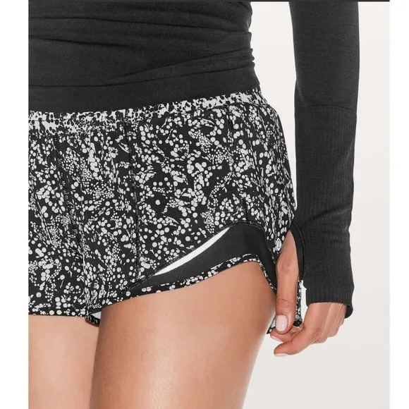 Lululemon Hotty Hot Short Il Chirasu Black Chirakasu Alpine White Black Size 6