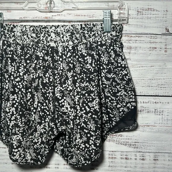 Lululemon Hotty Hot Short Il Chirasu Black Chirakasu Alpine White Black Size 6