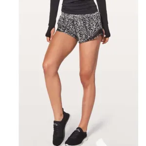 Lululemon Hotty Hot Short Il Chirasu Black Chirakasu Alpine White Black Size 6