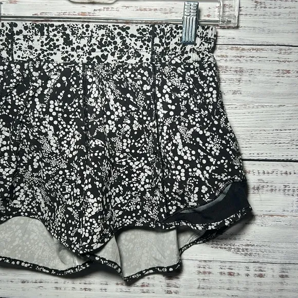Lululemon Hotty Hot Short Il Chirasu Black Chirakasu Alpine White Black Size 6