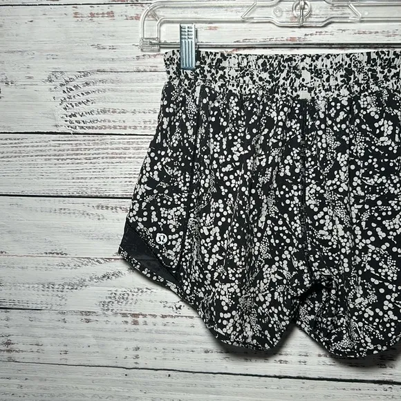 Lululemon Hotty Hot Short Il Chirasu Black Chirakasu Alpine White Black Size 6