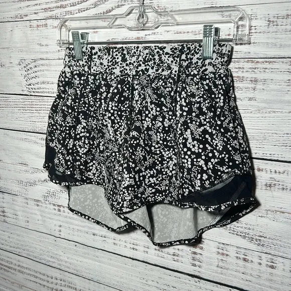 Lululemon Hotty Hot Short Il Chirasu Black Chirakasu Alpine White Black Size 6