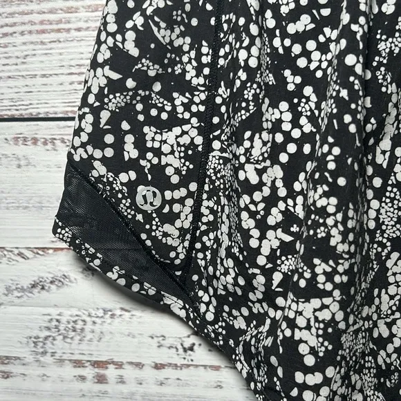 Lululemon Hotty Hot Short Il Chirasu Black Chirakasu Alpine White Black Size 6