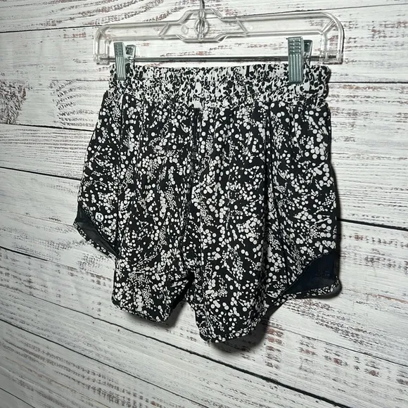 Lululemon Hotty Hot Short Il Chirasu Black Chirakasu Alpine White Black Size 6
