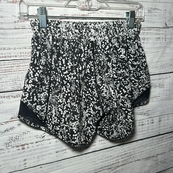 Lululemon Hotty Hot Short Il Chirasu Black Chirakasu Alpine White Black Size 6