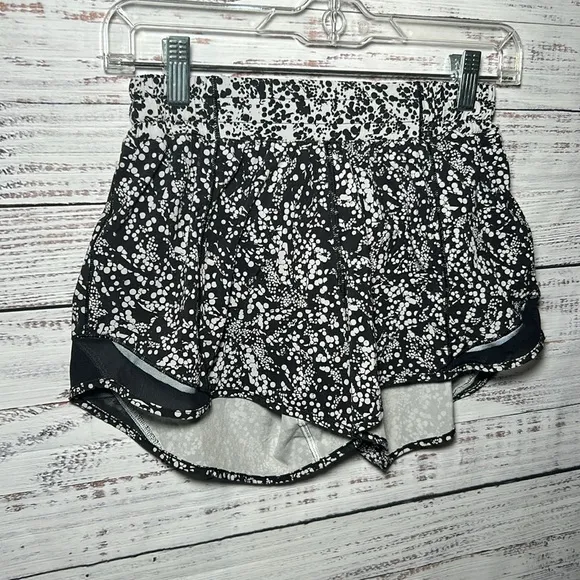 Lululemon Hotty Hot Short Il Chirasu Black Chirakasu Alpine White Black Size 6