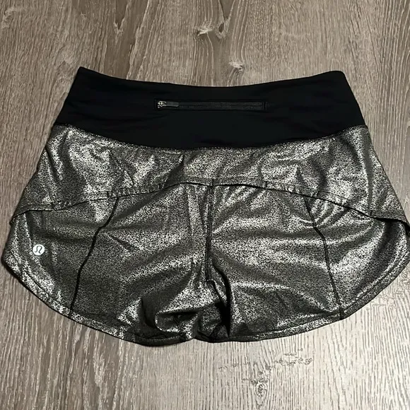 Lululemon Speed Up Short Long 4&quot; FoilLuminosity Print Black Silver/Black Size 4