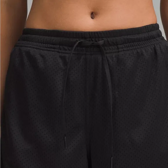 Lululemon Women’s Athletic Shorts - Relaxed Fit Mesh Shorts 8” Sz 8 Black color