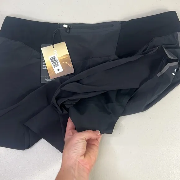 NWT WOMENS ON cloud Running Track Shorts sz L black solid athletic short bottom