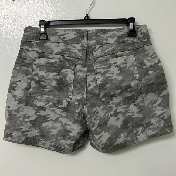 SPANX Grey Camo Stretch Twill Shorts, women's size medium.