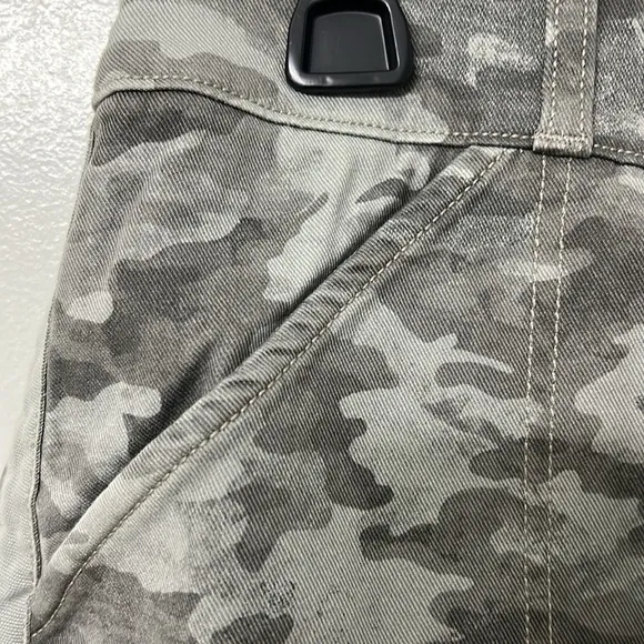 SPANX Grey Camo Stretch Twill Shorts, women's size medium.