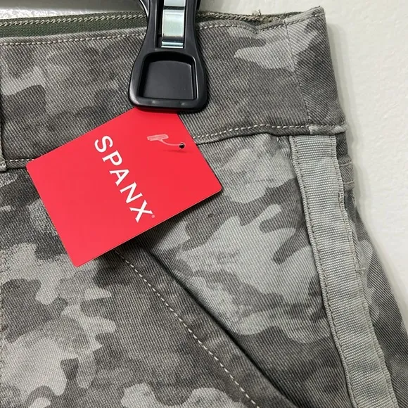 SPANX Grey Camo Stretch Twill Shorts, women's size medium.