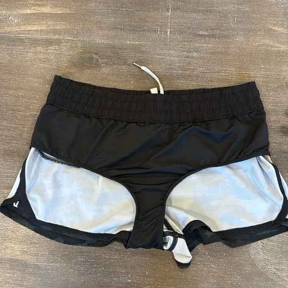 Vuori Women’s Clementine Performance Shorts 2.0 Grey Black Size M