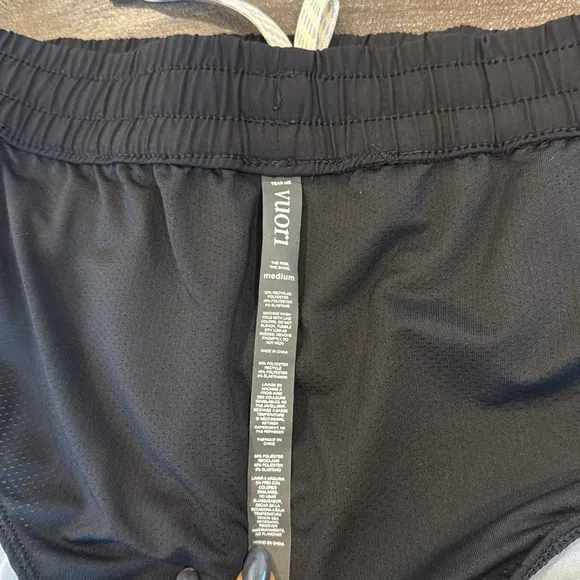 Vuori Women’s Clementine Performance Shorts 2.0 Grey Black Size M