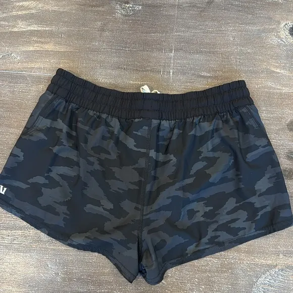 Vuori Women’s Clementine Performance Shorts 2.0 Grey Black Size M