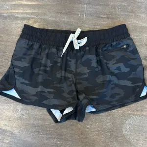 Vuori Women’s Clementine Performance Shorts 2.0 Grey Black Size M