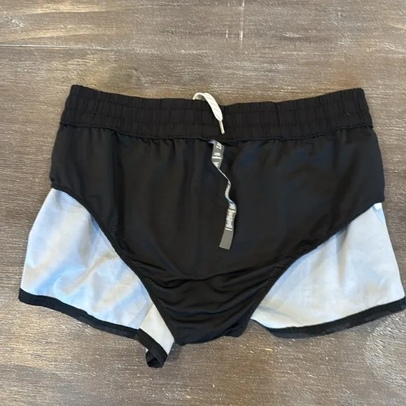 Vuori Women’s Clementine Performance Shorts 2.0 Grey Black Size M