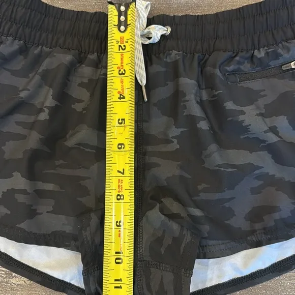 Vuori Women’s Clementine Performance Shorts 2.0 Grey Black Size M