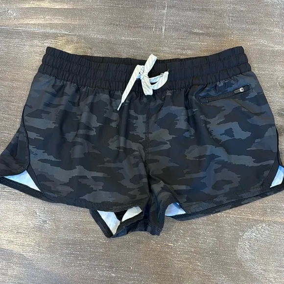 Vuori Women’s Clementine Performance Shorts 2.0 Grey Black Size M